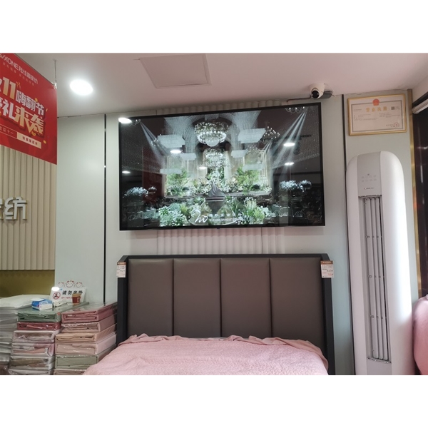 合肥高劉家紡店采購(gòu)我司一臺(tái)75寸壁掛廣告機(jī)